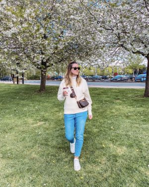 How to Wear a Sweatshirt and Joggers Set