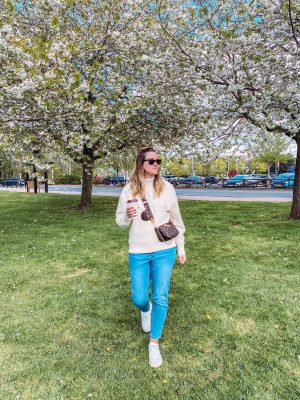 How to Wear a Sweatshirt and Joggers Set