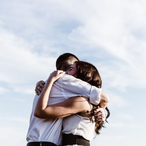 How to Make a Long Distance Relationship Work (10 Top Tips)